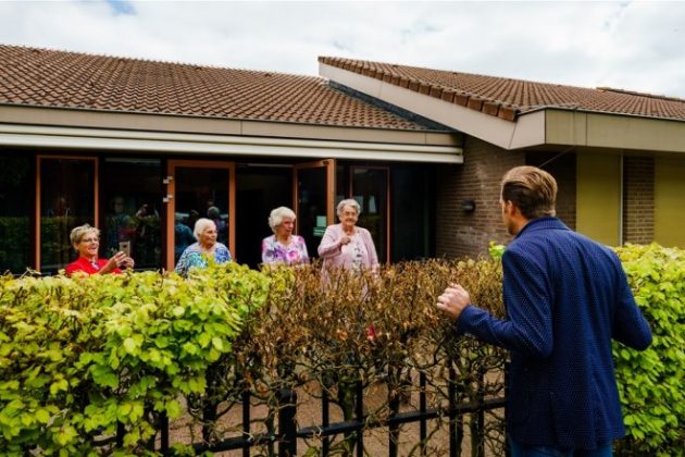 Verpleeghuizen Temperen Verwachtingen Over Versoepelen Bezoekverbod ...