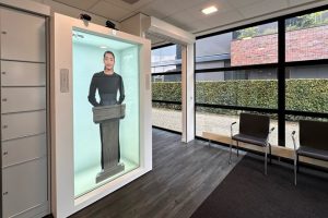 Hologram Alicia wacht bezoekers van apotheek Stroomz Strijp op